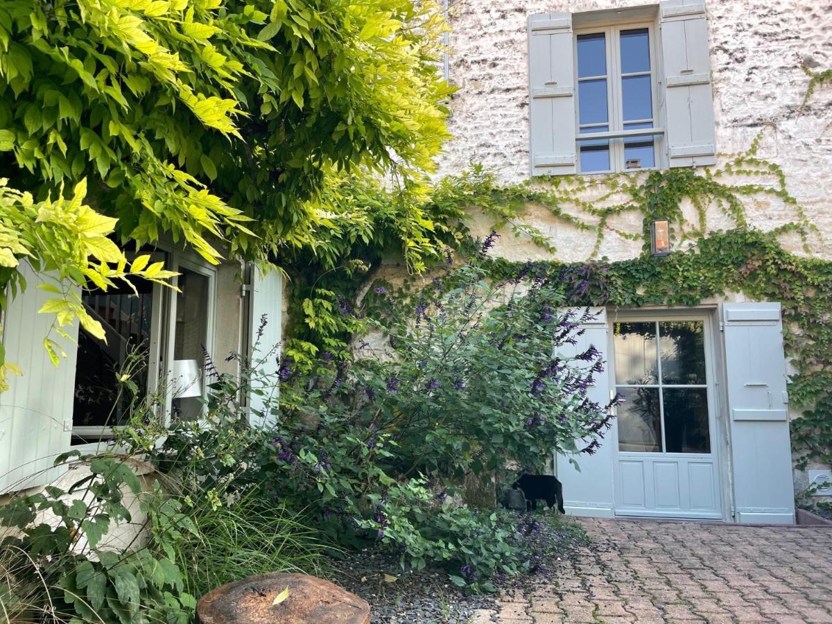 Gite Du Presbytere Port D'Envaux, Ravissante Maison De Charme Exterior foto